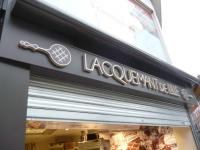Habillage de façade en aluminium composite rainuré et laqué. Lettrage face avant lumineuse pour Lacquemant de Lille.